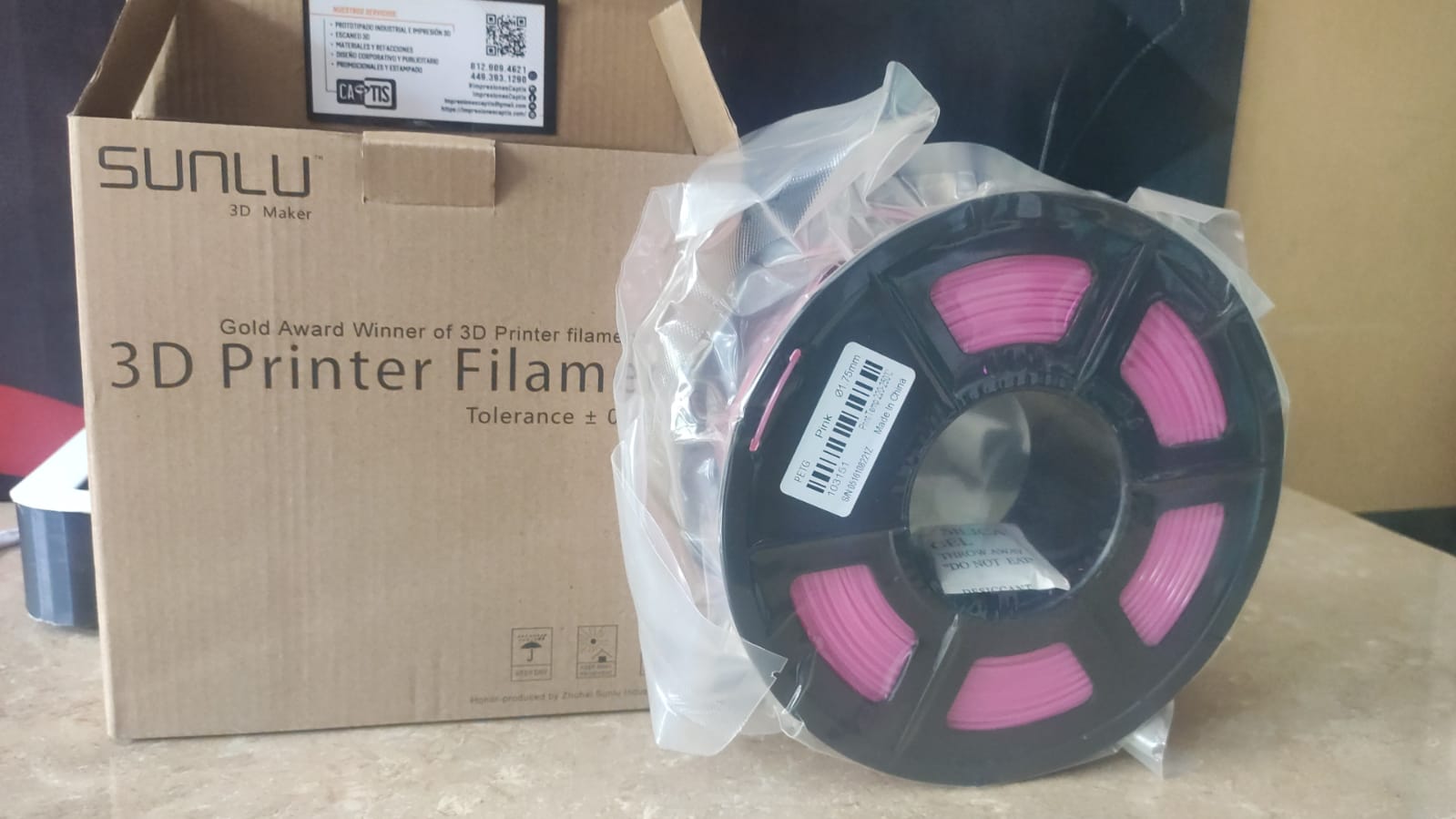 Carrete de filamento PETG marca SUNLU color rosa.